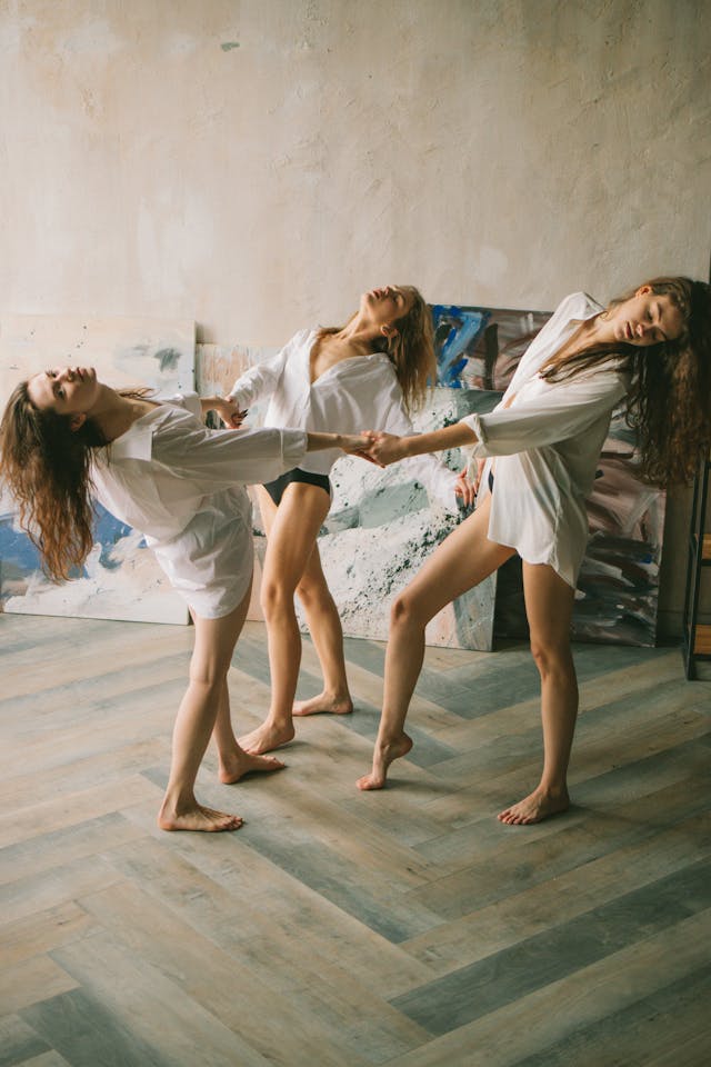bosonohé dívky tančící na podlaze